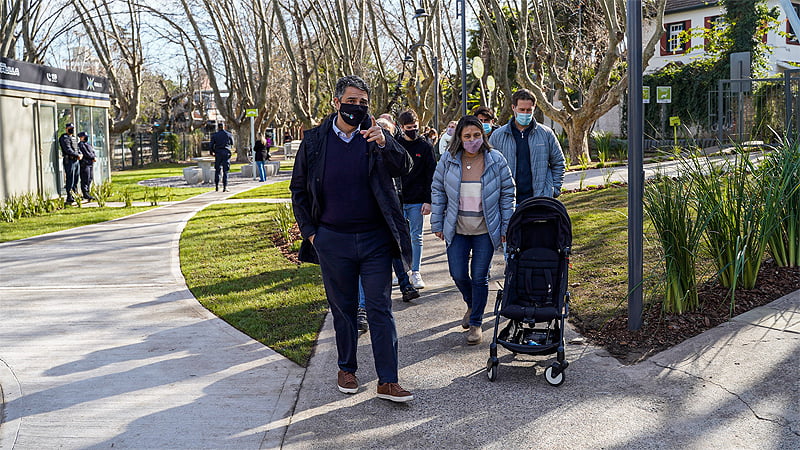 El intendente Jorge Macri junto a vecinos en la renovada plaza de Florida Sin Titulo 2 17