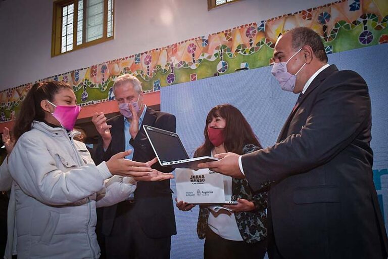 Manzur entregó computadoras a alumnos de una escuela secundaria en La Matanza 20210930 JGM 6712 768x512