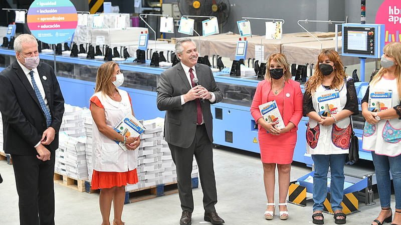 El presidente recorrió una gráfica de Loma Hermosa donde se imprimen los ejemplares del programa "Libros para aprender" 3 2