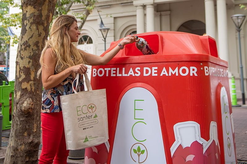 San Fernando instaló una nueva campana para recolección de ‘botellas de amor’ en la Plaza Mitre 1 1