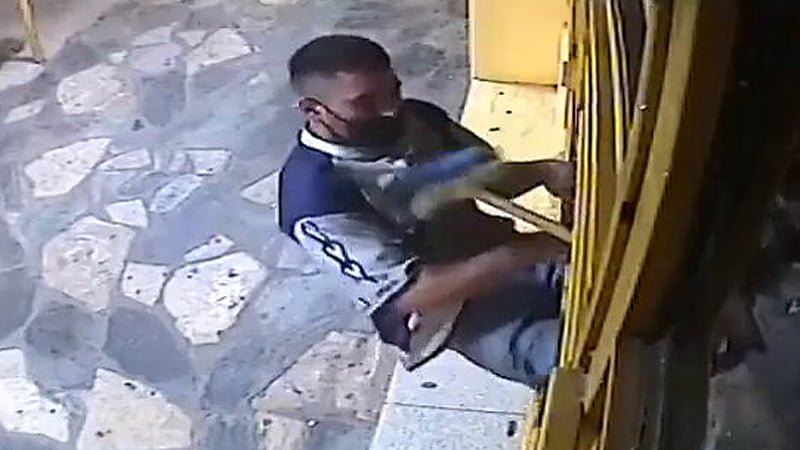 Ladrón quiso robar una panadería de Zárate: Las empleadas lo sacaron a escobazos Ladron Corrido A Escobazos En Zarate