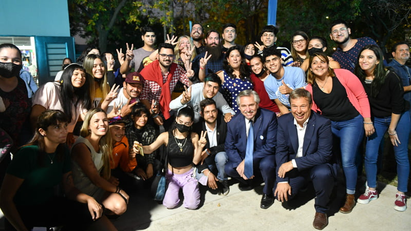 En Almirante Brown, el presidente entregó maquinaria, herramientas y materiales a emprendedores MEC 6516