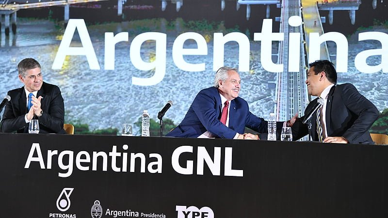 El presidente anunció un acuerdo entre YPF y Petronas para desarrollar una planta productora de GNL en la Argentina 3