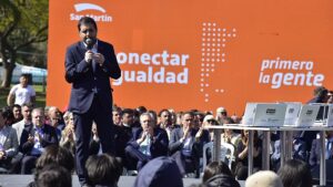 En San Martin Fernando Moreira Entrego Mas De 1.100 Netbooks De Conectar Igualdad Junto Al Presidente Alberto Fernandez 300x169