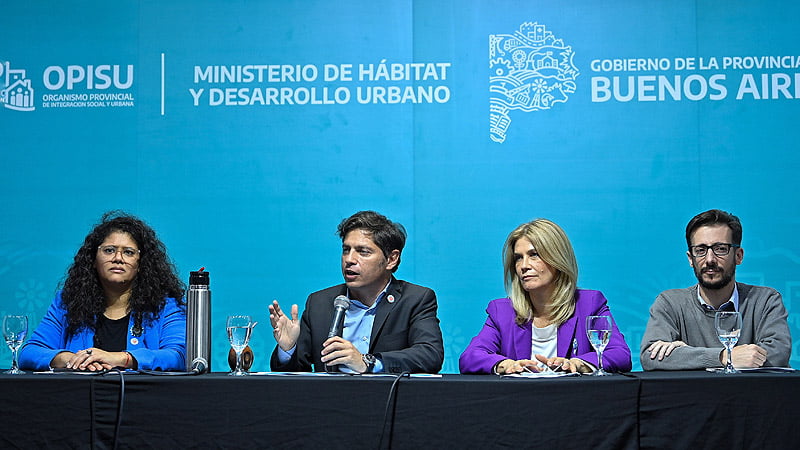 Kicillof encabezó la firma de contratos para la ejecución de obras de integración urbana en seis municipios DSC 0356 01