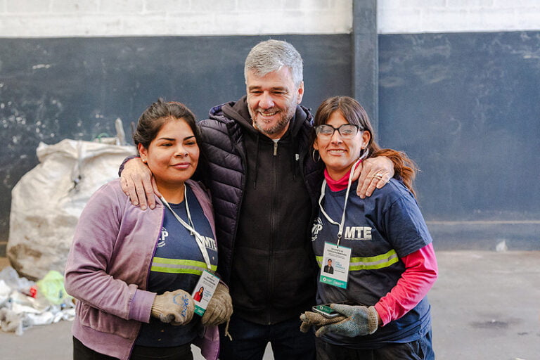 Hurlingham Zabaleta Entregó Credenciales Oficiales A Recicladores En Reconocimiento Y Apoyo Institucional