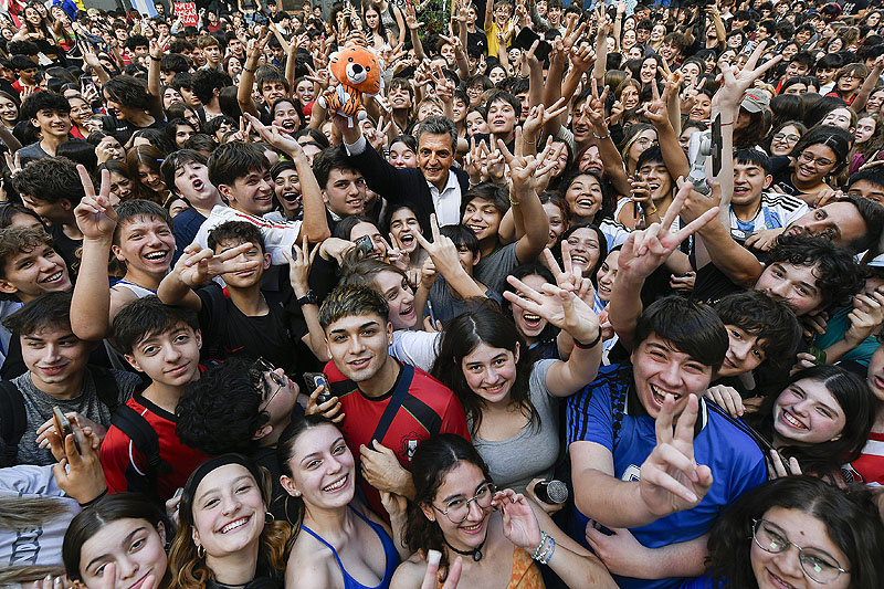 En un cierre de campaña de "cercanía", Massa se reunió con estudiantes del “Carlos Pellegrini” 16 11 2023 Con Un Cierre De Campania