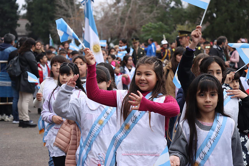 Más de cuatro mil alumnos de escuelas de San Miguel hicieron su promesa de lealtad a la bandera nacional Alumnos Desfilando En El Acto De Promesa A La Bandera