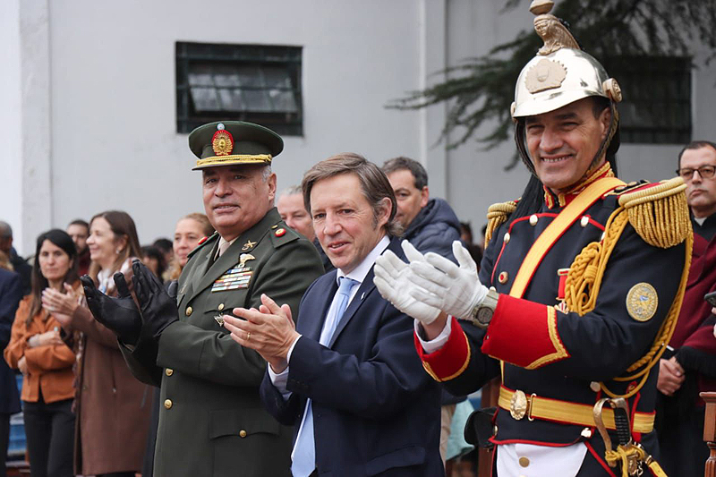 Más de cuatro mil alumnos de escuelas de San Miguel hicieron su promesa de lealtad a la bandera nacional Autoridades En La Promesa A La Bandera Nacional