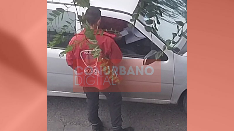 Graban desde AySA a un Policía de la Ciudad presuntamente recibiendo una coima Coima Policia