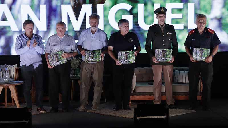 San Miguel presentó un libro con imágenes que recorren sus rasgos principales, raíces e historia Jaime Mendez Y Joaquin De La Torre Junto A Distintas Autoridades De La Comunidad