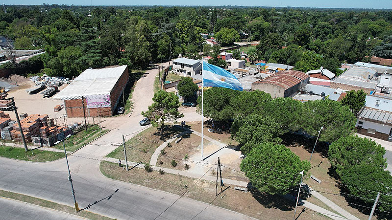 El gobierno de San Miguel San colocó un nuevo mástil con la bandera argentina en el límite con Moreno Vista Aerea Del Nuevo Mastil Con Bandera Argentina En Ruta 23 Y Martin Garcia