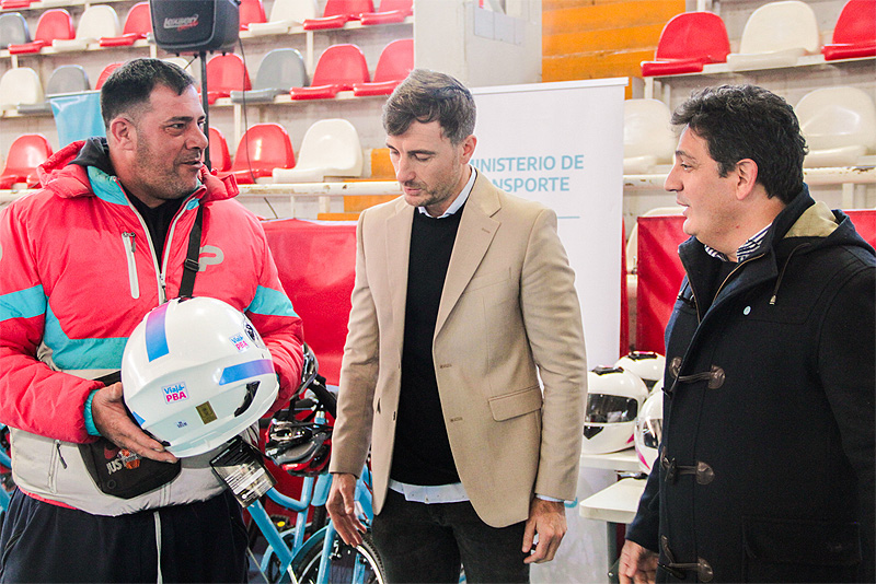 El gobierno municipal y el provincial entregaron nuevos Pases Libres Multimodales y cascos protectores a vecinos de Morón Sin Titulo 3 5