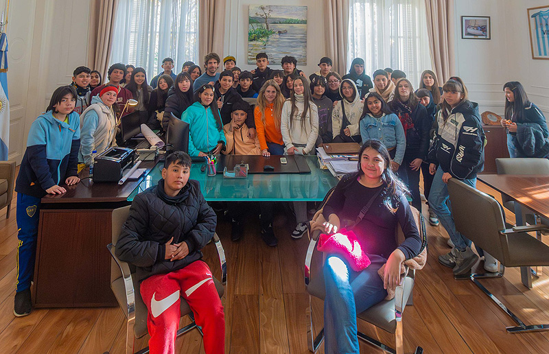 Juan Andreotti compartió un desayuno con adolescentes de un programa educativo 2 Andreotti Recibe Adolescentes