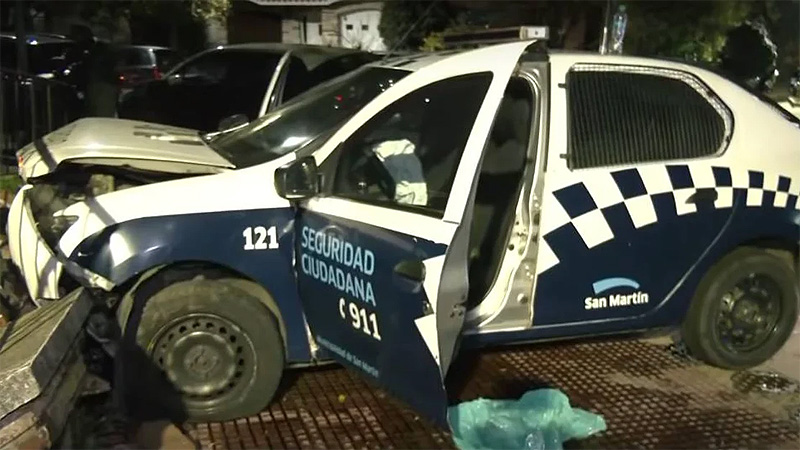 Persecución desde San Martín a Belgrano terminó con un patrullero municipal chocado, un auto incendiado y dos ladrones detenidos Patrullero Chocado