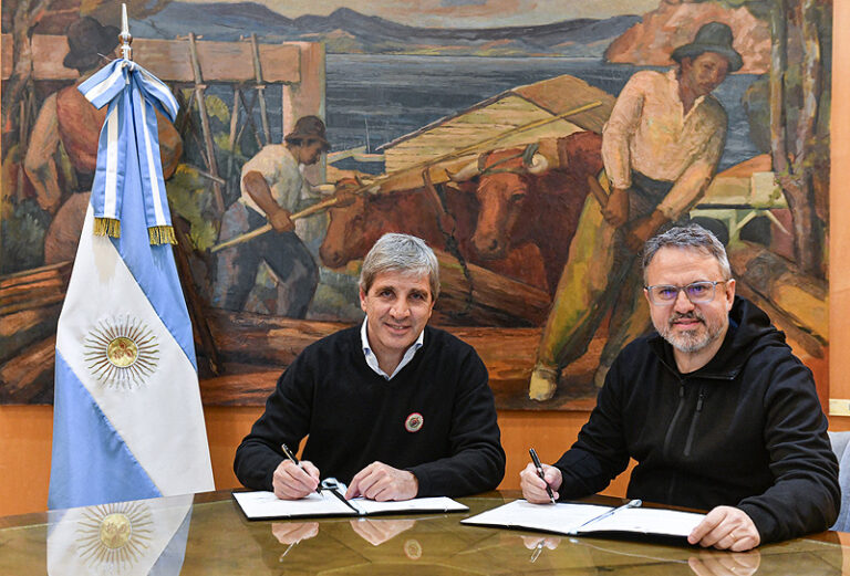 caputo y valenzuela anunciaron juntos la primera municipalización del ex procrear en tres de febrero