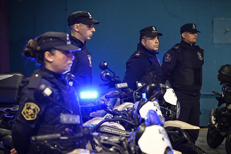 Kicillof entregó nuevos móviles policiales para fortalecer la seguridad en San Miguel don1077