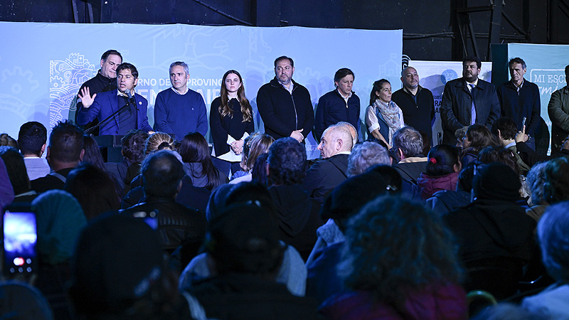 Kicillof entregó nuevos móviles policiales para fortalecer la seguridad en San Miguel don1695
