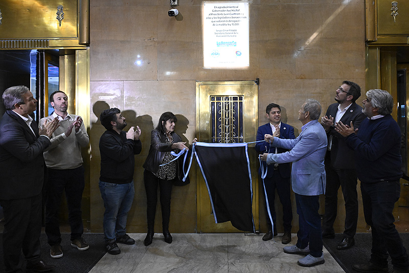 Kicillof recibió un reconocimiento de la comisión gremial del Banco Provincia don6928