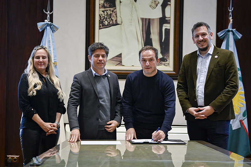 Kicillof y Cuattromo firmaron convenios con municipios para la compra de bienes de capital dsc9236