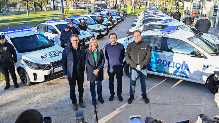 fernando moreira y javier alonso entregaron nuevos patrulleros y motos para la policía en san martín