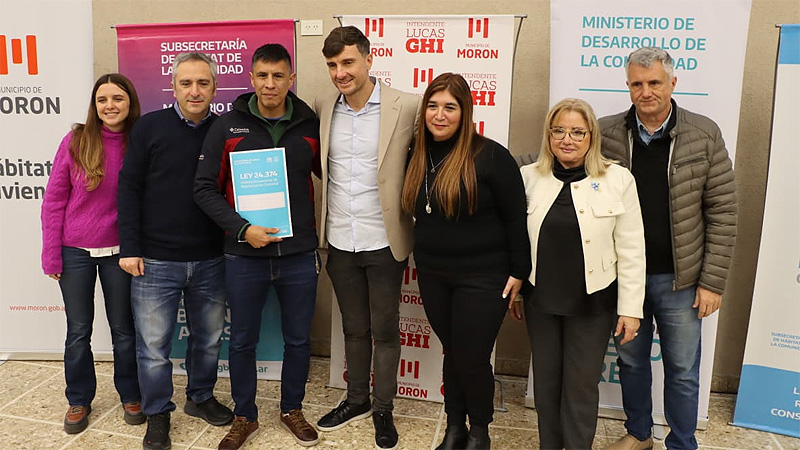 El intendente Ghi y el ministro Larroque entregaron más de 100 escrituras de viviendas en Morón sin título 15