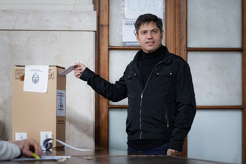 En La Plata, votó el gobernador Axel Kicillof ar79806