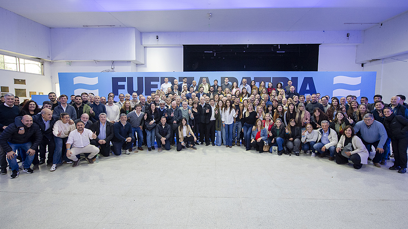 Kicillof encabezó un encuentro con candidatos, intendentes y dirigentes de Fuerza Patria dsc2733