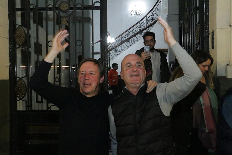 jaime méndez y héctor calvente en la puerta del municipio