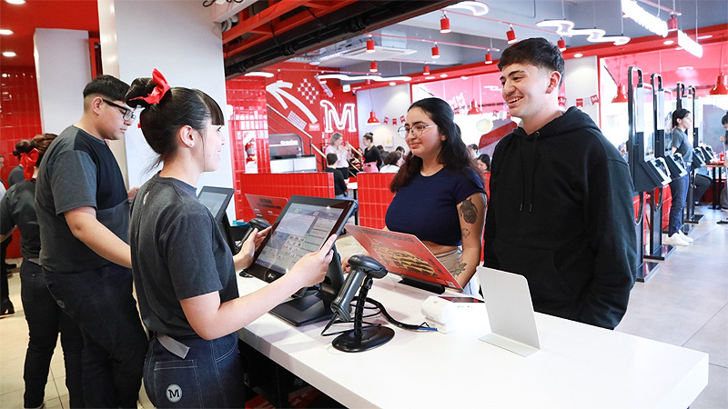 San Isidro: Con la colaboración del Municipio, 40 jóvenes consiguieron empleo en el nuevo local de Mostaza sin título 7