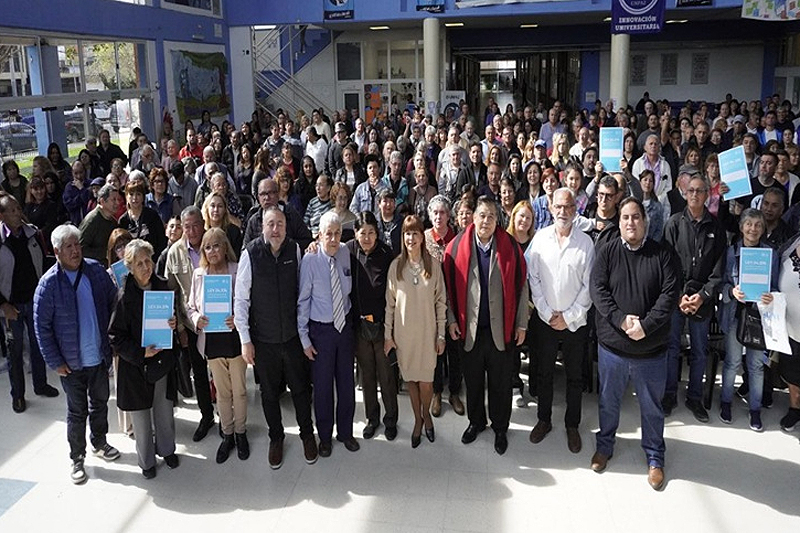 El gobierno de la provincia de Buenos Aires y el Municipio entregaron 253 escrituras a vecinos de José C. Paz sin título 7