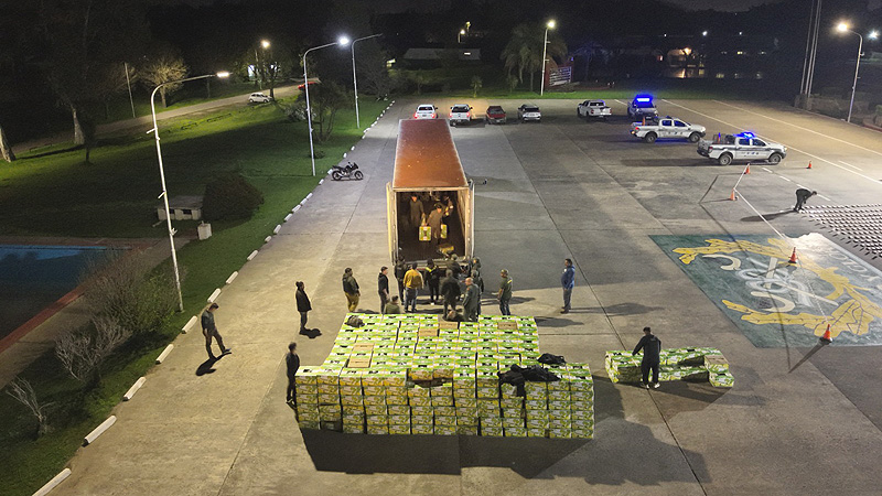 Incautan más de 400 kilos de cocaína que estaba “camuflada” dentro de un camión que transportaba bananas foto 1