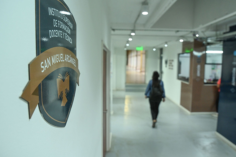 pasillo del instituto superior san miguel arcángel