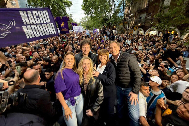 Milei retomó la campaña en Tres de Febrero y pidió a los votantes no ir a "la barbarie comunista de los Kirchner" sin título 1