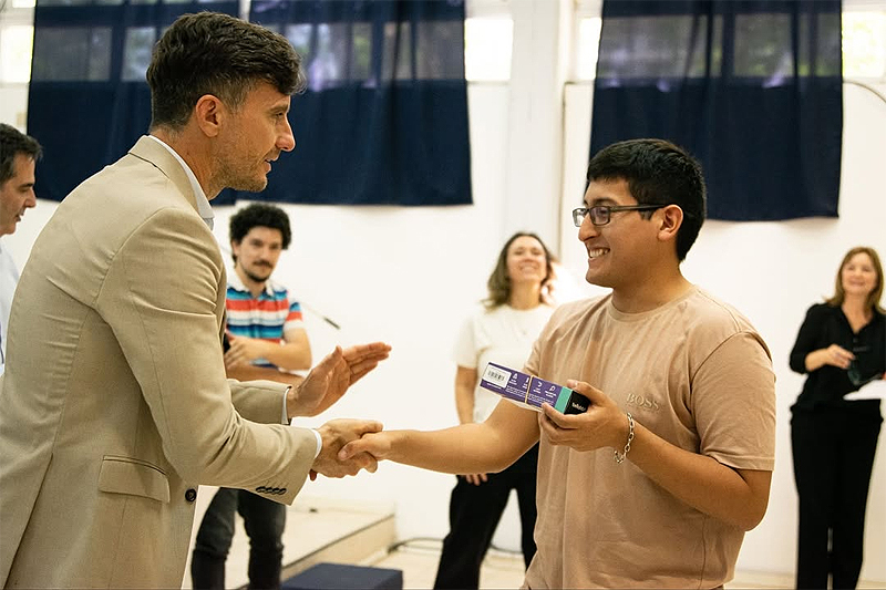 Morón: Ghi entregó anteojos a estudiantes de la Universidad Tecnológica Nacional de Haedo sin título 10
