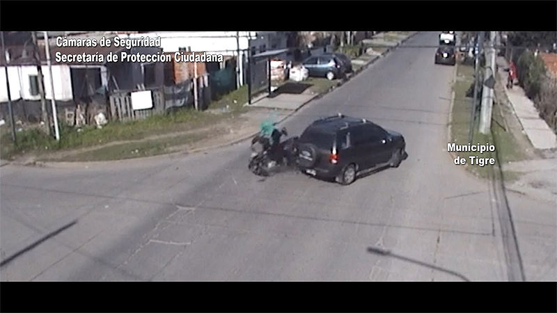 Imprudencia y casi una fatalidad: Una moto embistió a una camioneta, el conductor salió despedido y golpeó contra el asfalto sin título 2