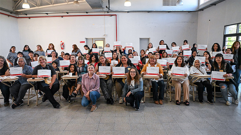 “Emprendedoras rodantes”: Se entregaron certificados a vecinas que se capacitaron en proyectos productivos a través del programa sin título 2