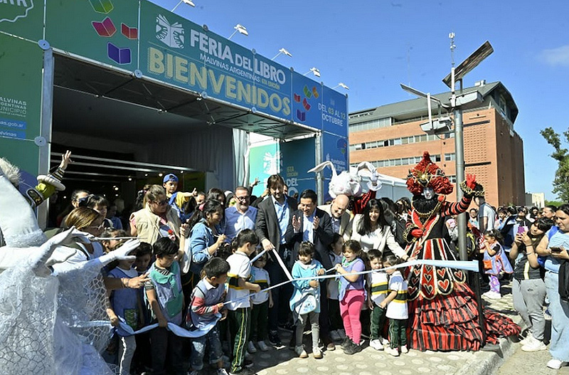 Comenzó la sexta edición de la Feria del Libro de Malvinas Argentinas sin título 5