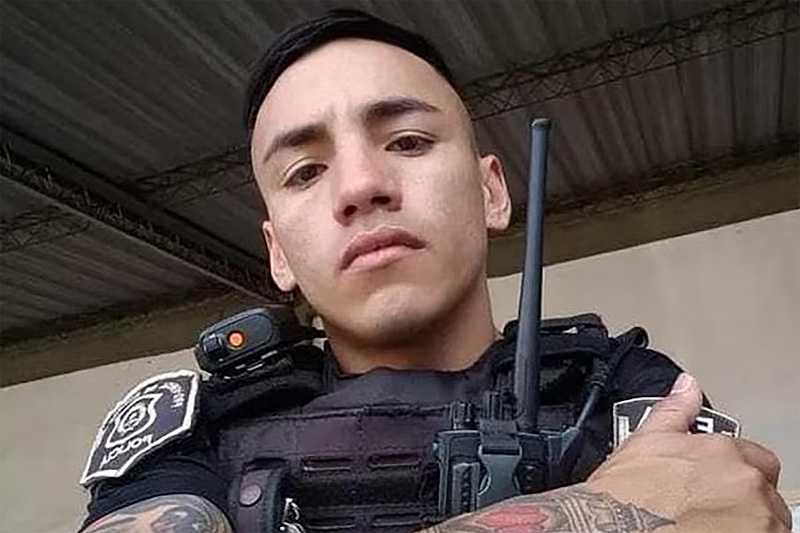 Un policía en moto perseguía a un sospechoso y murió tras chocar contra un auto estacionado sin título 5