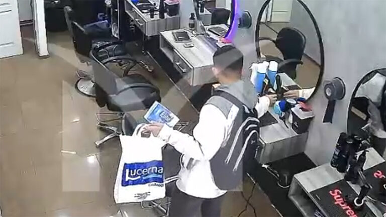 Fingiendo ser ambulante, le robó maquinas de cortar pelo a un barbero de Merlo: Escrachado y detenido sin título 7