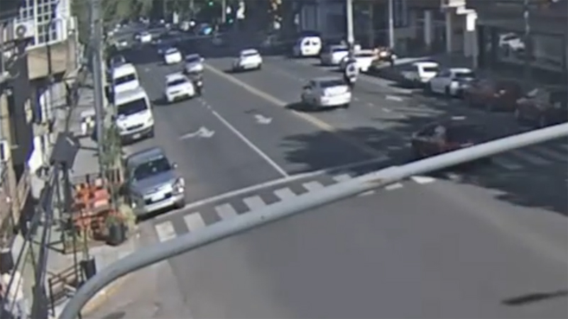 Intento de homicidio: Atropelló a un motociclista, se fugó y lo detuvo la Policía Municipal de San Miguel sin título 9