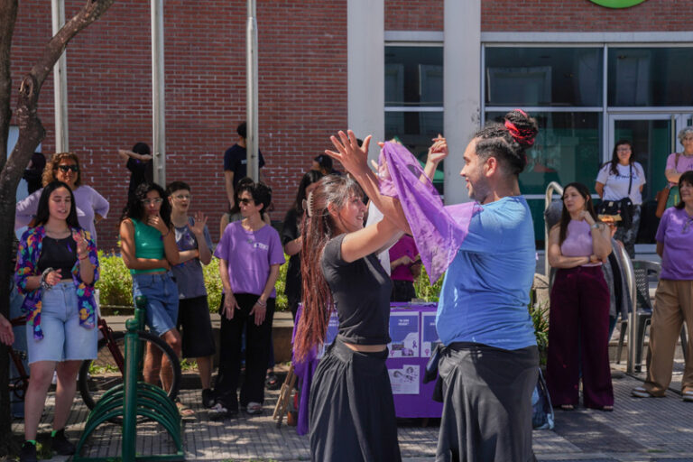 Ituzaingó se viste de violeta por el Día de la Eliminación de la Violencia contra las Mujeres 25n día de la eliminación de la violencia contra las mujeres (1)