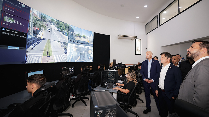 Kicillof recorrió el Centro de Monitoreo de Escobar y entregó nuevos patrulleros junto a Sujarchjuk ar10611