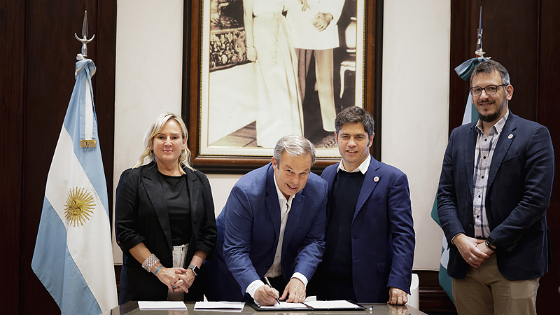 Kicillof y Cuattromo firmaron convenios con municipios para la compra de bienes de capital ar17585