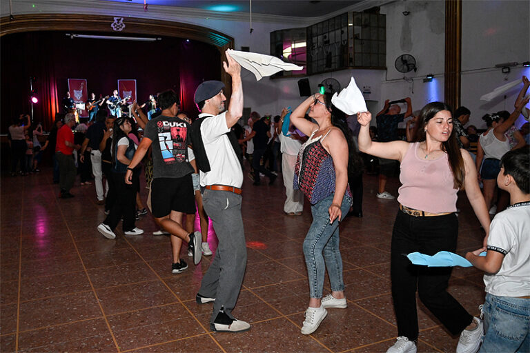 En el mes de la tradición, vecinos y vecinas de Tigre disfrutaron de un nuevo encuentro del ciclo municipal "La nocturna peña" sin título 1