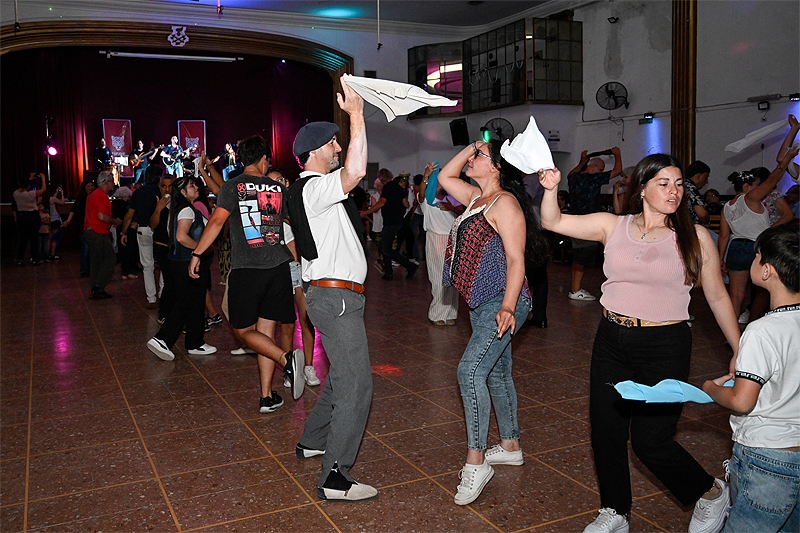 En el mes de la tradición, vecinos y vecinas de Tigre disfrutaron de un nuevo encuentro del ciclo municipal "La nocturna peña" sin título 1