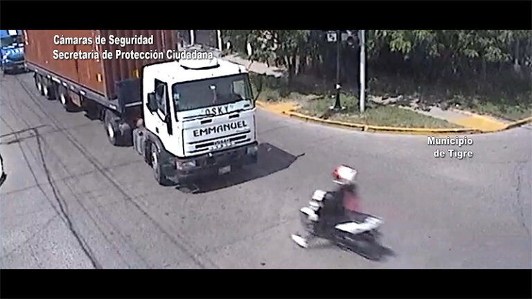 Violento choque en Don Torcuato: Una motociclista impactó de frente contra un camión sin título 2