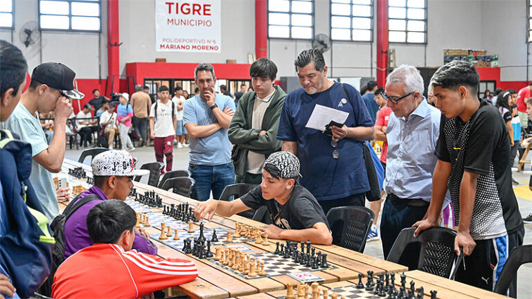 Ajedrez: Con la presencia de centenares de participantes, Julio Zamora acompañó la final de la Copa Tigre sin título 4