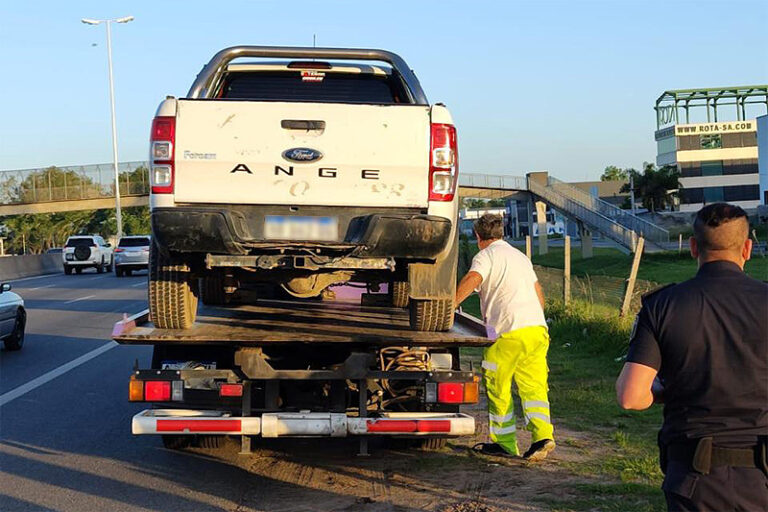 Conducción temeraria, vaso en mano y 1,28 gramos de alcohol: Policía y Transporte frenaron una situación límite en Acceso Oeste sin título 6