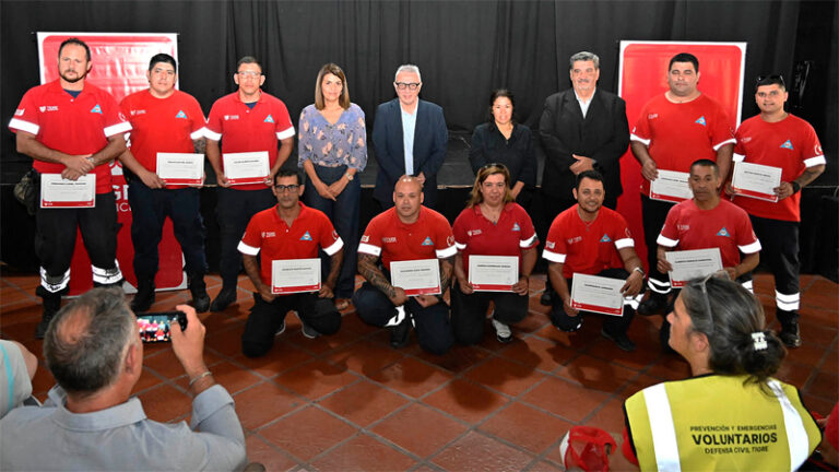 Zamora reconoció al personal de Defensa Civil por el importante trabajo activo y voluntario que realizan en la comunidad sin título 9